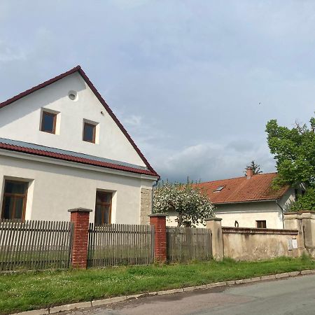 Prijemny Apartman Se Zahradou Ostresany Extérieur photo