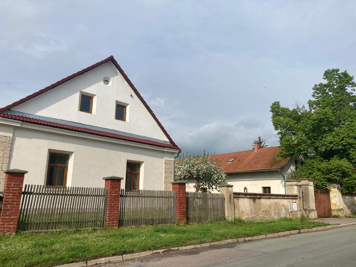 Prijemny Apartman Se Zahradou Ostresany Extérieur photo